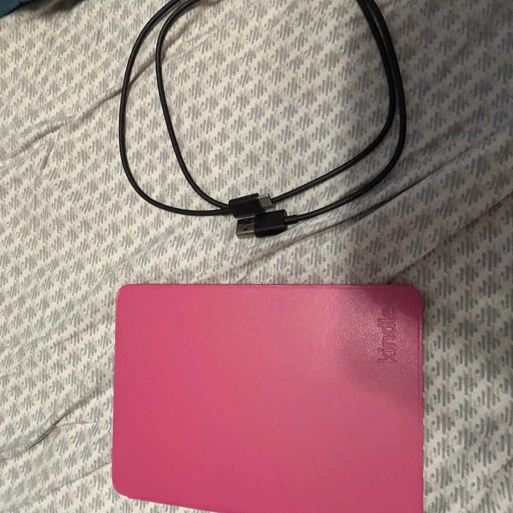 Amazon Kindle colorsoft with Pink case